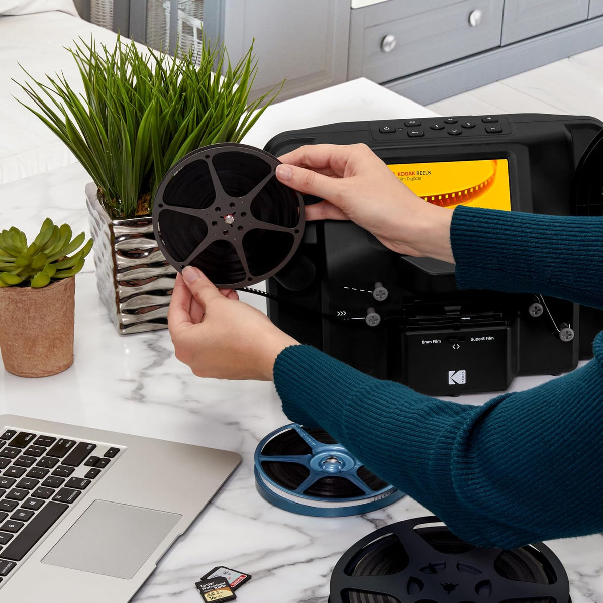 KODAK REELS 8mm & Super 8 Film Digitizer, 1080p MP4, 5" LCD, 8MP Scanner
