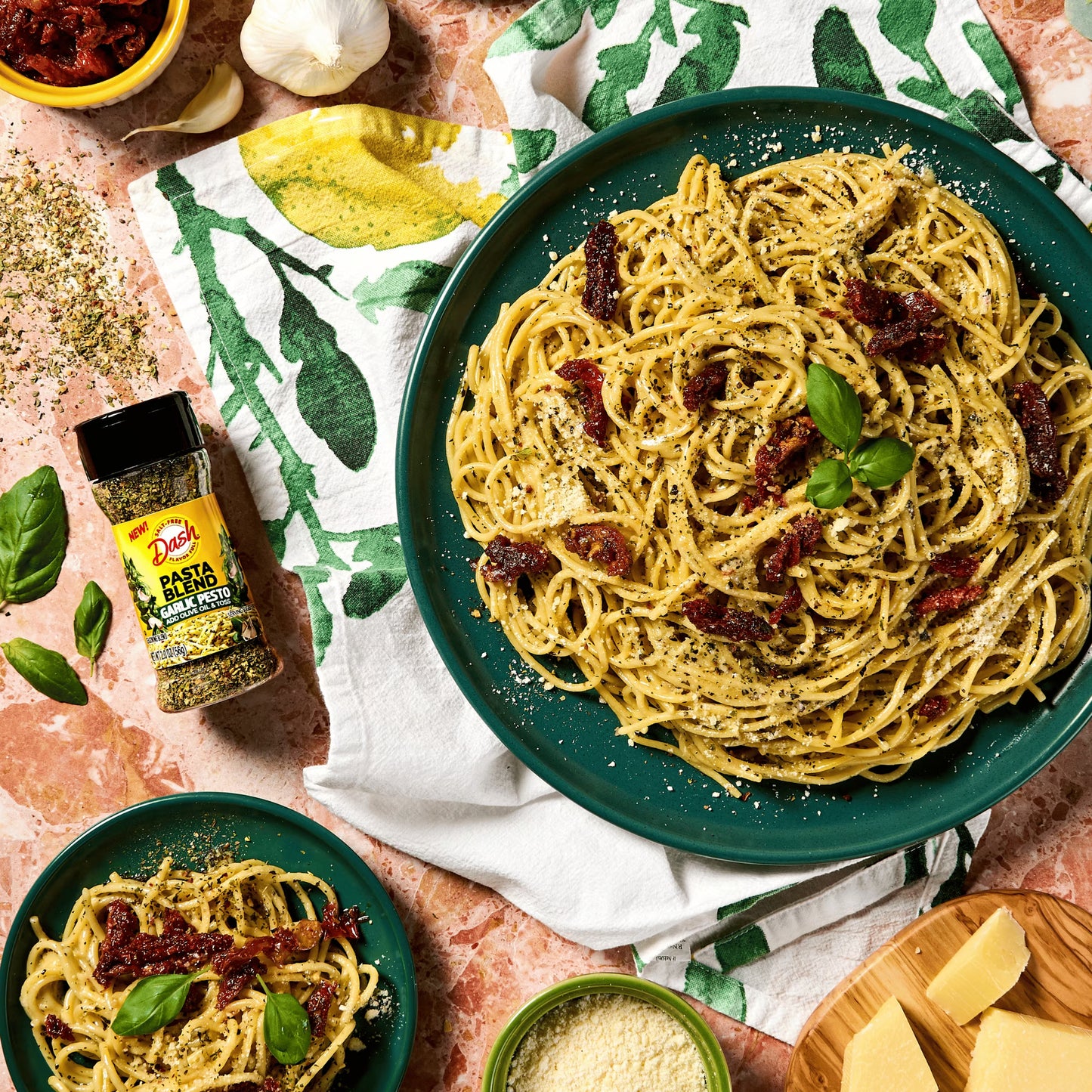 Dash Pasta Blend Garlic Pesto, Salt Free Seasoning Blend, 2.0 oz Bottle