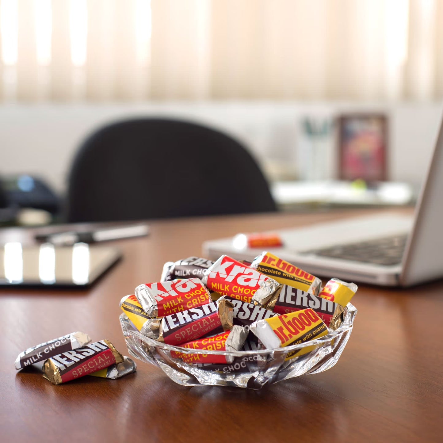 Hershey's Miniatures Assorted Chocolate Candy, Share Pack 10.4 oz