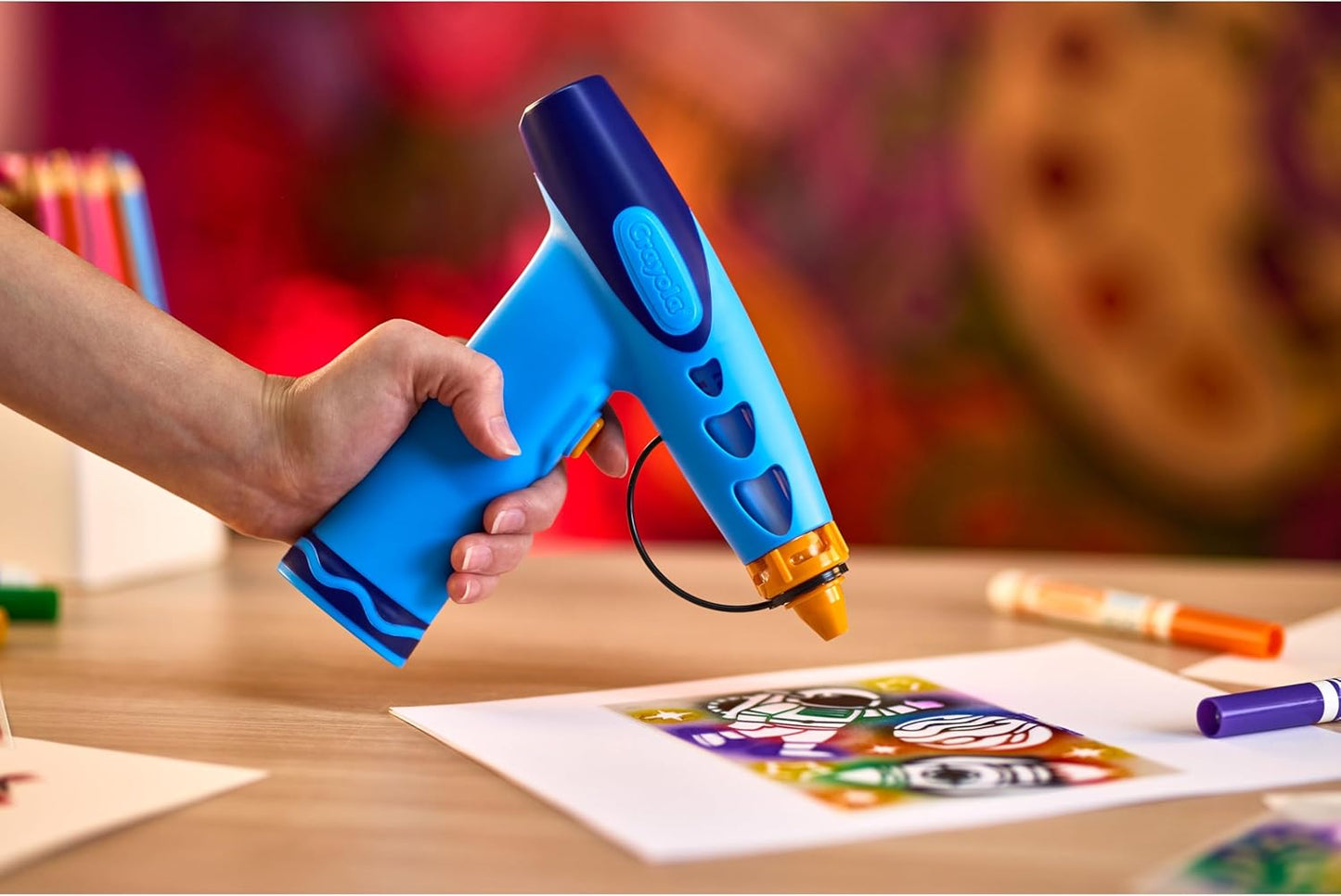 Crayola Marker Airbrush Spray Art Kit, 8 Washable Markers, 5 Stencils | Arts & Crafts Toys for Kids, Birthday, Holiday Gifts for Girls & Boys 6+, Battery-Powered Sprayer Kids Activities