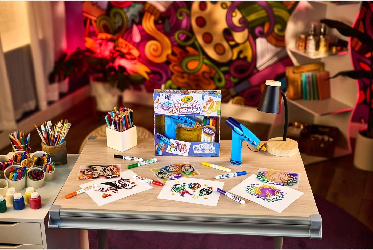 Crayola Marker Airbrush Spray Art Kit, 8 Washable Markers, 5 Stencils | Arts & Crafts Toys for Kids, Birthday, Holiday Gifts for Girls & Boys 6+, Battery-Powered Sprayer Kids Activities
