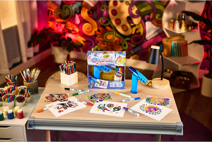 Crayola Marker Airbrush Spray Art Kit, 8 Washable Markers, 5 Stencils | Arts & Crafts Toys for Kids, Birthday, Holiday Gifts for Girls & Boys 6+, Battery-Powered Sprayer Kids Activities