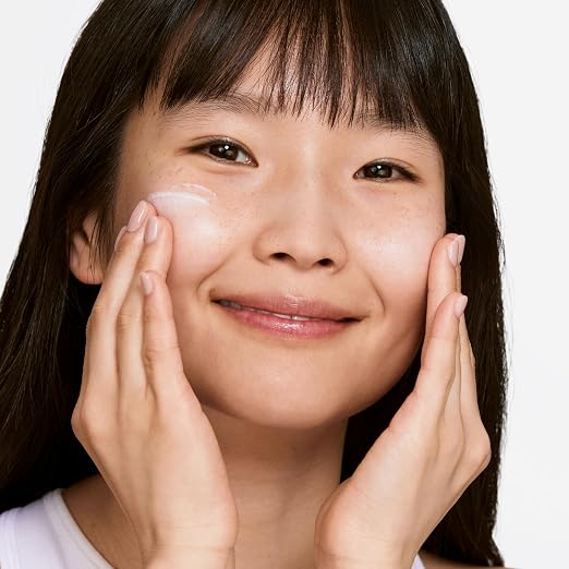 Clinique Even Better Brightening Daily Oil Free Moisturizer SPF 20 For Very Dry to Dry Combination Skin Types | Hydrating + Dark Spot Reducing, 1.7 Fl Oz