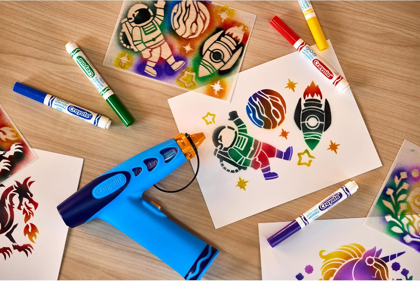 Crayola Marker Airbrush Spray Art Kit, 8 Washable Markers, 5 Stencils | Arts & Crafts Toys for Kids, Birthday, Holiday Gifts for Girls & Boys 6+, Battery-Powered Sprayer Kids Activities