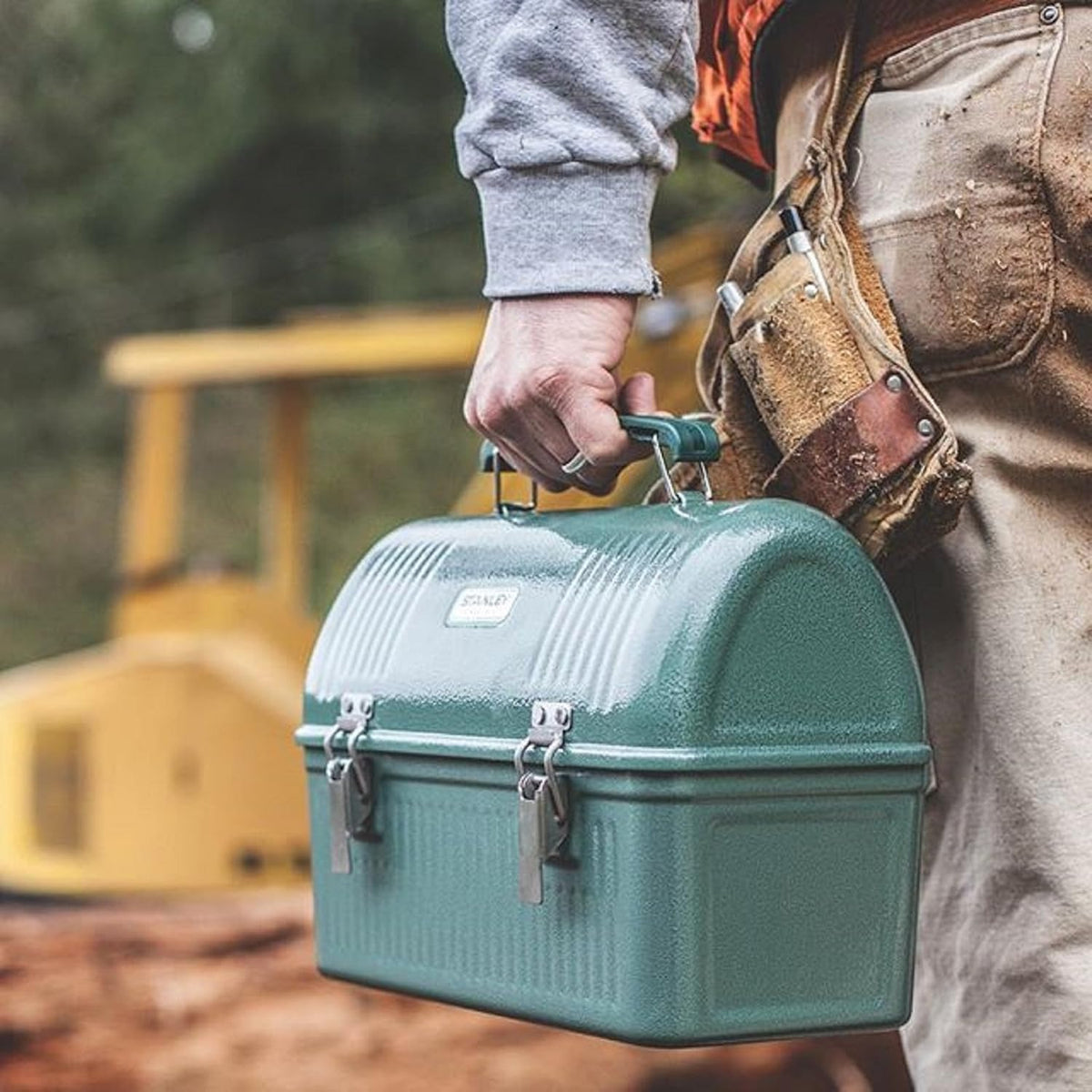 STANLEY Classic Lunch Box 10 qt | Vintage Metal Lunchbox | Durable Meal Container with Handle and Latch | Stores Food, Drinks, Thermos, Water Bottle | Hammertone Green