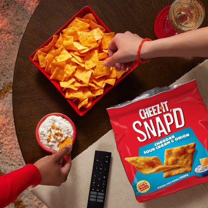 Cheez-It Snap'd Cheddar Sour Cream and Onion Cheesy Baked Chips, Lunch Snacks, 7.5 oz